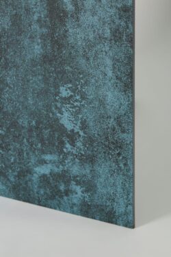 Płytki metalizowane - CAESAR Alchemy Navy 80x80 cm. Włoski gres podłogowo - ścienny do salonu, kuchni, łazienki. Płytki imitujące metal w kolorze głębokiego błękitu ze śladami oksydacji metalu.