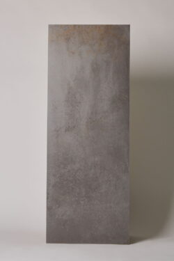 Płytki metalizowane - LOVE Metallic iron 45x120 cm. Płytki imitujące metal, szare z matową powierzchnią na ścianę i podłogę.