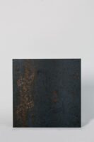 Płytki metalizowane rdzawe - SERENISSIMA Costruire metallo nero 60x60. Włoski gres imitujący metal z rdzawymi akcentami. Płytki ceramiczne metalizowane do łazienki lub kuchni na ścianę i podłogę.
