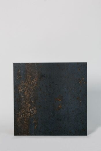 Płytki metalizowane rdzawe - SERENISSIMA Costruire metallo nero 60x60. Włoski gres imitujący metal z rdzawymi akcentami. Płytki ceramiczne metalizowane do łazienki lub kuchni na ścianę i podłogę.