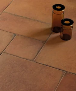 Cerdomus Valdorcia Terracotta rzemieślniczy gres cotto na podłodze. Ułożenie w module - różne formaty