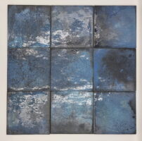 Niebieska glazura łazienkowa - Harmony Legacy blue 15x15 cm. Postarzane, kwadratowe płytki ceramiczne na ścianę z nierówną, przebarwioną, przetarta powierzchnią w połysku i macie.