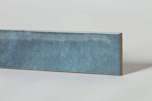 Niebieskie płytki do łazienki - Peronda Harmony Bari Blue 6×24,6 cm. Postarzana płytka w połysku z lekko wklęsłą powierzchnią.