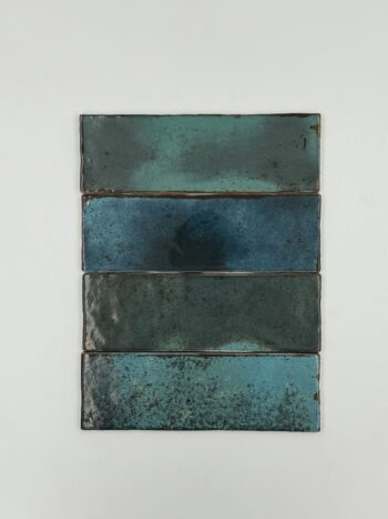 Niebieskie płytki łazienkowe - Estudio Amazonia Sapphire 6,5x20 cm. Błyszczące kafelki cegiełki, ścienne w odcieniach niebieskiego.