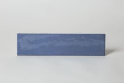 Płytka cegiełka niebieska - Mykonos Mallorca Yebala Sky 7,5x30 cm. Kafelki postarzane na ścianę z rdzawymi plamkami i błyszczącą, nierówną powierzchnią.