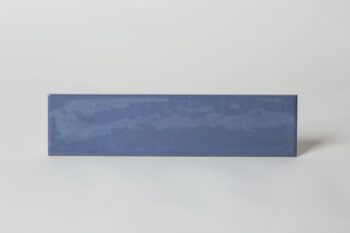 Płytka cegiełka niebieska - Mykonos Mallorca Yebala Sky 7,5x30 cm. Kafelki postarzane na ścianę z rdzawymi plamkami i błyszczącą, nierówną powierzchnią.