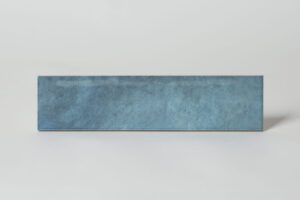 Płytka niebieska - Peronda Harmony Bari Blue 6×24,6 cm. Przecierana płytka typu cegiełka z błyszczącą, lekko wklęsłą powierzchnią.