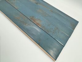 Płytki ceramiczne, niebieskie, metalizowane - Natucer Cool Navy 5x30cm. Podłużne kafelki cegiełki z satynową powierzchnią ze śladami rdzy.