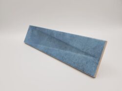 Płytki dekoracyjne na ścianę - Harmony Bari Blue Decor 6x24,6cm. Oryginalna, niebieska płytka ceramiczna z trójkątnym reliefem dekoracyjnym.