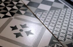 Kafelki patchwork - ABSOLUT KERAMIKA SAMOA 15X90 cm. Kafle z biało, czarno, szarym wzorem patchworkowym na podłogę i ścianę.