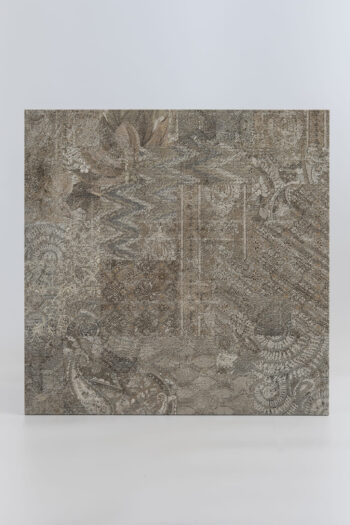 Płytka z wzorami - Absolut Mikonos 60x60 cm. Hiszpańska płytka imitująca tkaninę, dywan na podłogę i ścianę w odcieniach beżu i brązu.