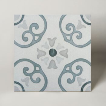 Płytki ze wzorem - Peronda Harmony Sirocco Blue Dhalia 22,3x22,3 cm. Kwadratowe, białe płytki z niebiesko - szarym wzorem.