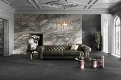 CAESAR Slab2 Dark 120X120 RT grafitowa płytka gres jak łupek na podłodze w salonie.