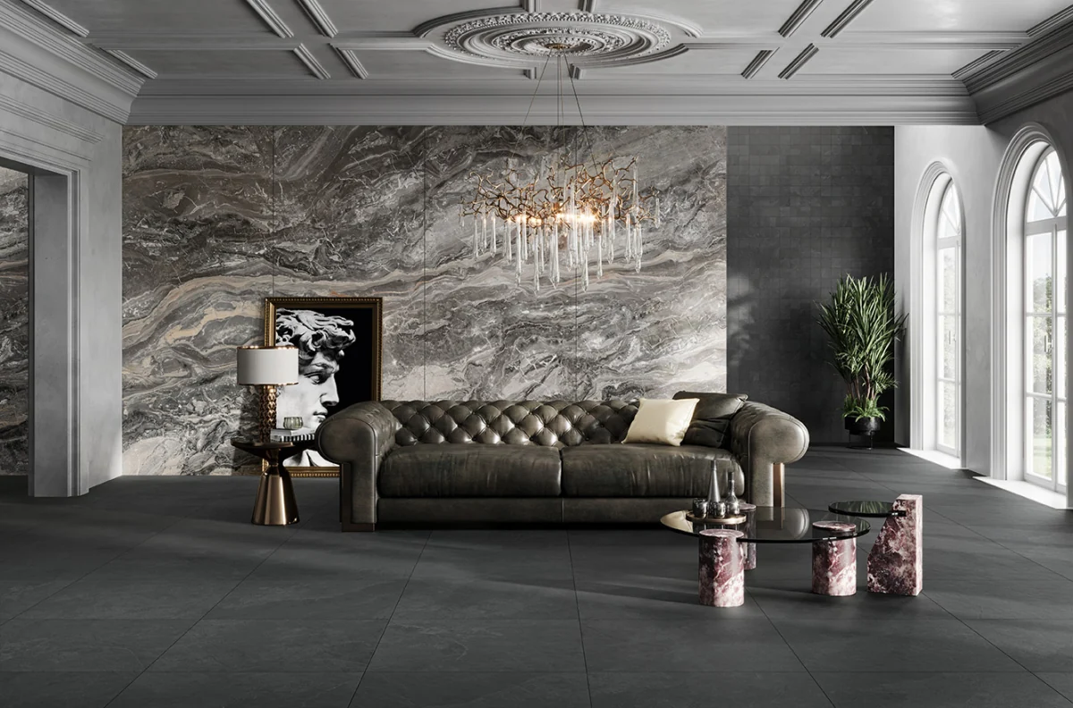 CAESAR Slab2 Dark 120X120 RT grafitowa płytka gres jak łupek na podłodze w salonie.