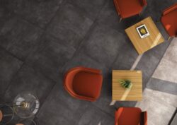 Czarne płytki podłogowe beton - SINTESI Flow black 60x60 cm. Włoskie płytki gres w kolorze czarnym z efektem betonu - przetarcia na podłodze w salonie.