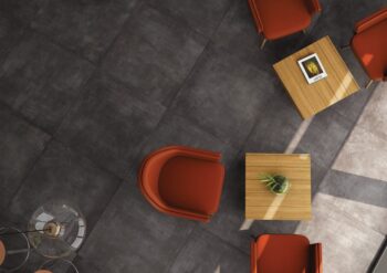 Czarne płytki podłogowe beton - SINTESI Flow black 60x60 cm. Włoskie płytki gres w kolorze czarnym z efektem betonu - przetarcia na podłodze w salonie.