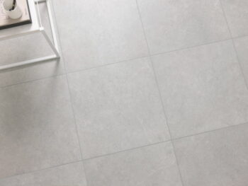Gres podłogowy - SINTESI Ecoproject silver 60x60 cm. Włoskie gresy podłogowe, imitujące kamień w kolorze srebrnym - jasnoszarym.