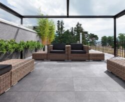 Gresy podłogowe imitacja kamienia - SINTESI Ecoproject grey. Płytki z efektem kamienia w kolorze szarym na zewnątrz na podłodze.