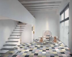 Kolorowe płytki na podłogę - Peronda Harmony Lenos Color 22,3×22,3 cm. Kolorowa podłoga w salonie, pokryta kwadratowymi, postarzanymi płytkami ceramicznymi.
