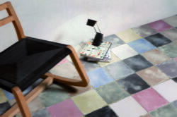 Kolorowe płytki podłogowe - Peronda Harmony Lenos Color 22,3×22,3 cm. Płytki w kwadratowym formacie na podłodze w wielu wersjach kolorystycznych.