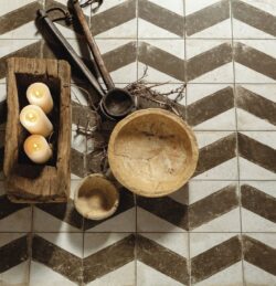 Patchworkowa podłoga - Peronda Fs Wabi Arrow 33x33 cm. Płytki podłogowe, postarzane z brązowym wzorem w strzałki i sztucznymi spoinami.