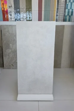 Płytka gres imitacja kamienia matowa jasnoszara podłoga Natucer Heritage Clay White 60X120. Widok ze stojka.
