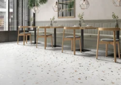 Płytka gresowa, biała, lastryko z kolorowymi kamykami, na podłodze w restauracji - Bestile BLESLE WHITE 60x60 REC. G.1