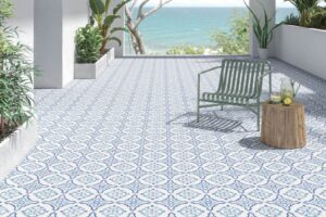 Harmony MESTRAL CROSS 22,3x22,3 - Białe płytki z niebieskim wzorem na podłodze