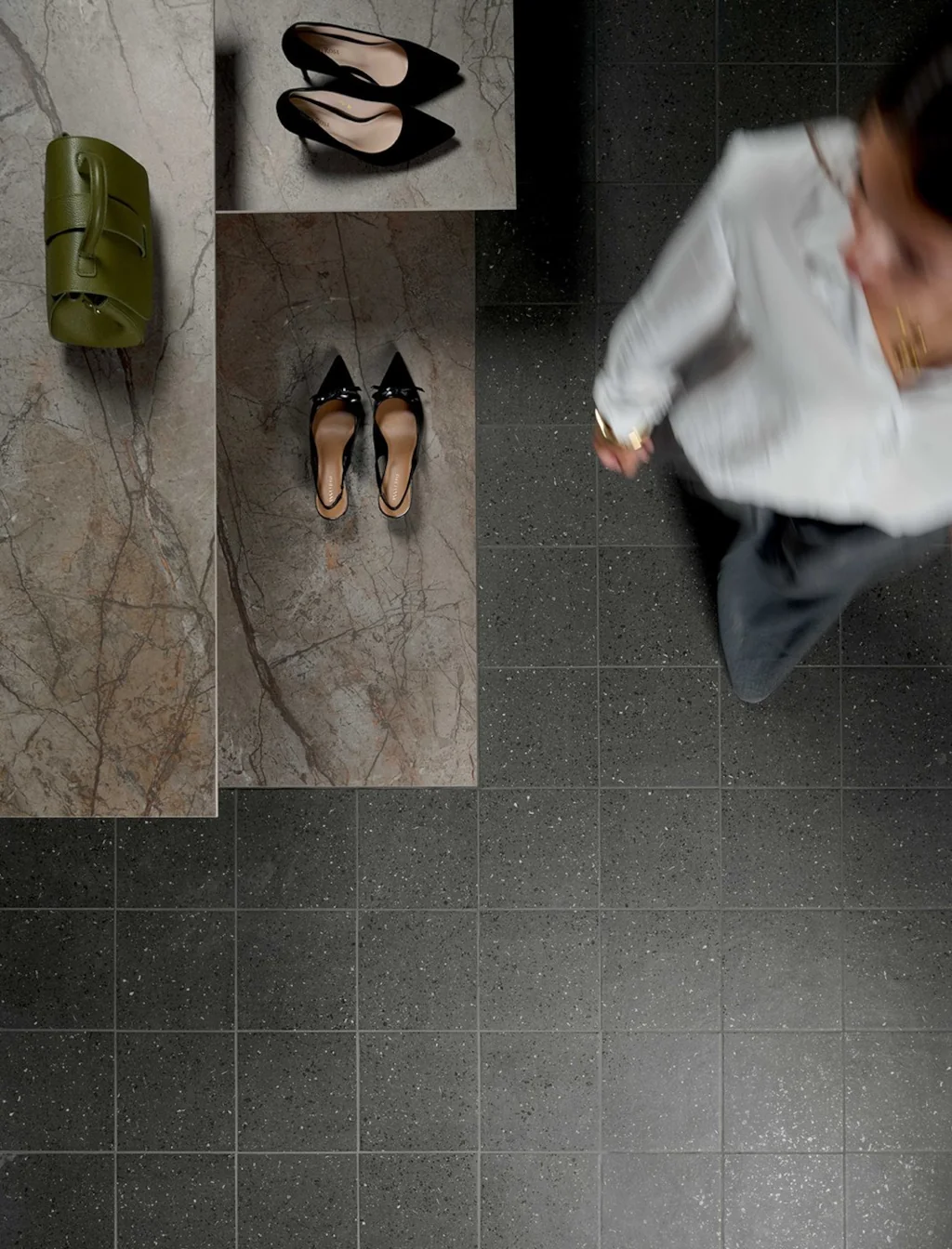 Płytki ciemnoszare podłogowe lastryko Marca Corona Terrasale 20x20cm Basalto K239. Matowa powierzchnia, czarne i białe kamyczki.