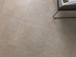 Płytki imitacja kamienia na podłogę - Sintesi Ecoproject greige. Szaro beżowe gresy podłogowe, imitujące kamień.