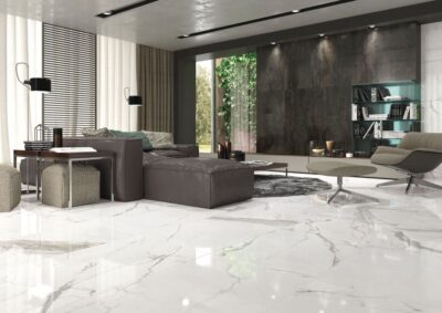 Płytki imitujące marmur w salonie - CIFRE Statuario. Płytki podłogowe, marmurowe, białe z szarą żyłką i błyszczącą powierzchnią.