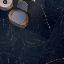 Płytki marmurowe na podłogę - FLAVIKER Supreme Evo noir laurent lux. Czarne kafelki marmurowe ze złotymi akcentami do kuchni, salonu, łazienki.