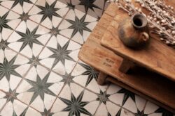 Płytki ozdobne do kuchni - Peronda Fs STAR SAGE LT 45x45 cm. Kafelki kuchenne na podłodze w starym stylu z zielonymi gwiazdkami 3D.