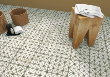 Płytki podłogowe wzory geometryczne - Peronda Fs Temple Sage 45x45 cm. Kafelki Peronda na podłodze w łazience.
