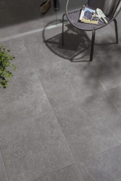 Podłoga imitacja kamienia - SINTESI Ecoproject smoke 60x60 cm. Ciemnoszary gres podłogowy, matowy z efektem kamienia od włoskiego producenta Sintesi.