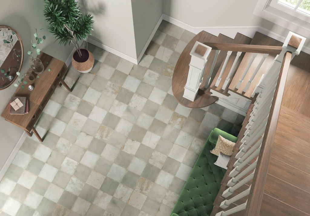 Podłoga szachownica płytki - Peronda Fs Checker Silver 45x45cm. Podłoga w korytarzu pokryta płytkami w szaro - białą szachownicę.