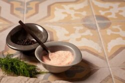 Podłogowe kafelki retro ze wzorem Peronda Fs 1827 Mustard 22,3x22,3