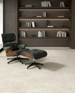 UNICOM STARKER Blooming Stone Alabaster White 120x120 mat w salonie na podłodze.