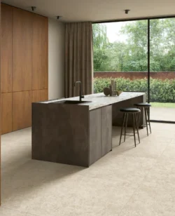 Unicom Starker Blooming Stone Sunny Beige 120x120 płytka beżowy kamień na podłodze w kuchni