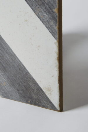 Biało-szare płytki podłogowe - Peronda Harmony LENOS SAROS 22,3x22,3 cm. Kwadratowe kafle, postarzane z matową białą powierzchnią pokryta szarymi liniami.