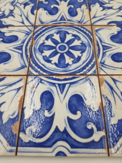 Glazura retro - Peronda Fs Minori LT 33x33cm. Płytki kuchenne z niebiesko-białym wzorem na błyszcząco-matowej, postarzanej powierzchni.