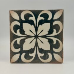 Harmony Casablanca Rialto 12,5x12,5 cm - Małe kafelki z białym wzorem na czarnej powierzchni w starym stylu, retro.