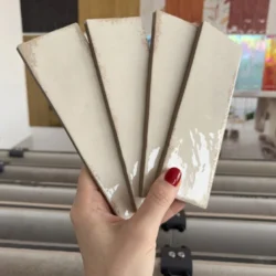 Kafelki cegiełki retro błyszczące ścienne - Natucer Lineage Ivory 6.5x20 cm Nieregularne krawędzie i powierzchnia.