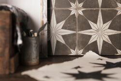 Kafelki retro ściana - Peronda FS Star Night 45x45 cm. Płytka ścienne w starym stylu z widocznymi śladami użytkowania, sztucznymi spoinami i czarnym tłem pokrytym białymi gwiazdkami dekoracyjnymi.