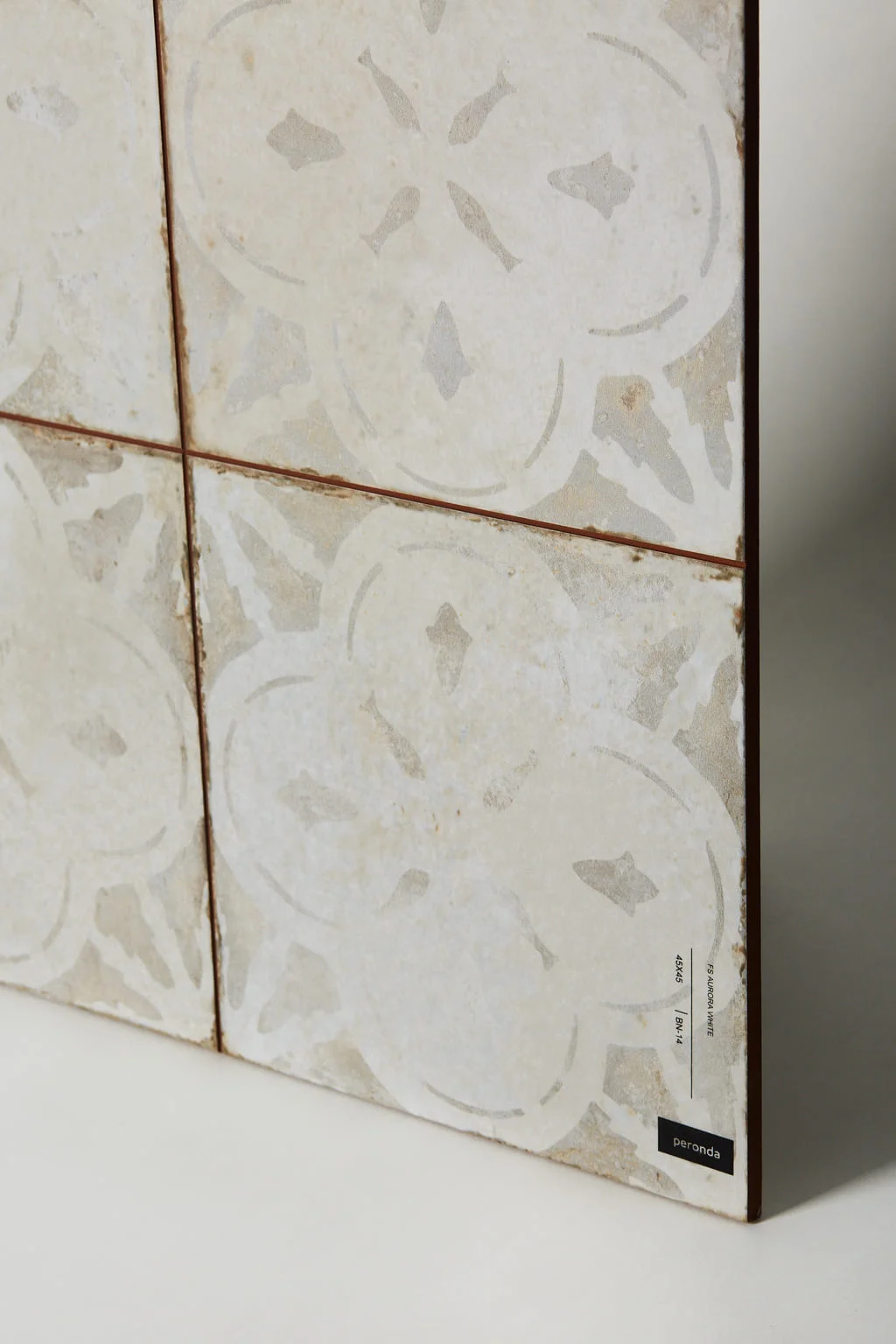 Kafelki stare - Peronda FS Aurora White 45x45 cm. Płytki hiszpańskie retro z jasnym, szarym wzorem i sztucznymi spoinami. Kafelki w starym stylu retro.