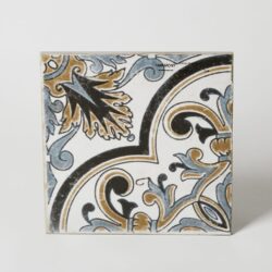 Kafle vintage - Peronda Harmony Lenos Trieste 22,3 x 22,3 cm. Postarzane, białe, kwadratowe płytki ceramiczne we wzory w kolorach: niebieski, czarny, brązowy.