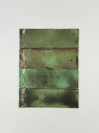 Metaliczne płytki ścienne, zielone - Estudio Amazonia Jade 6,5x20c,. Kafelki cegiełki z połyskującą powierzchnią ze śladami upływu czasu.