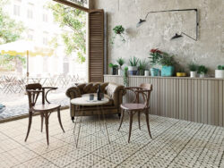 Płytki podłogowe wzory geometryczne - Peronda Fs TEMPLE BLACK 45x45 cm. Podłoga w salonie z płytkami ceramicznymi w czarne wzory.