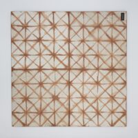 Płytki z geometrycznym wzorem brązowym - Peronda Fs TEMPLE OXIDE 45x45 cm. Postarzane płytki retro z brązowym motywem dekoracyjnym na podłogę.