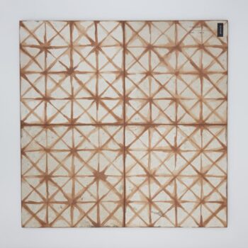 Płytki z geometrycznym wzorem brązowym - Peronda Fs TEMPLE OXIDE 45x45 cm. Postarzane płytki retro z brązowym motywem dekoracyjnym na podłogę.